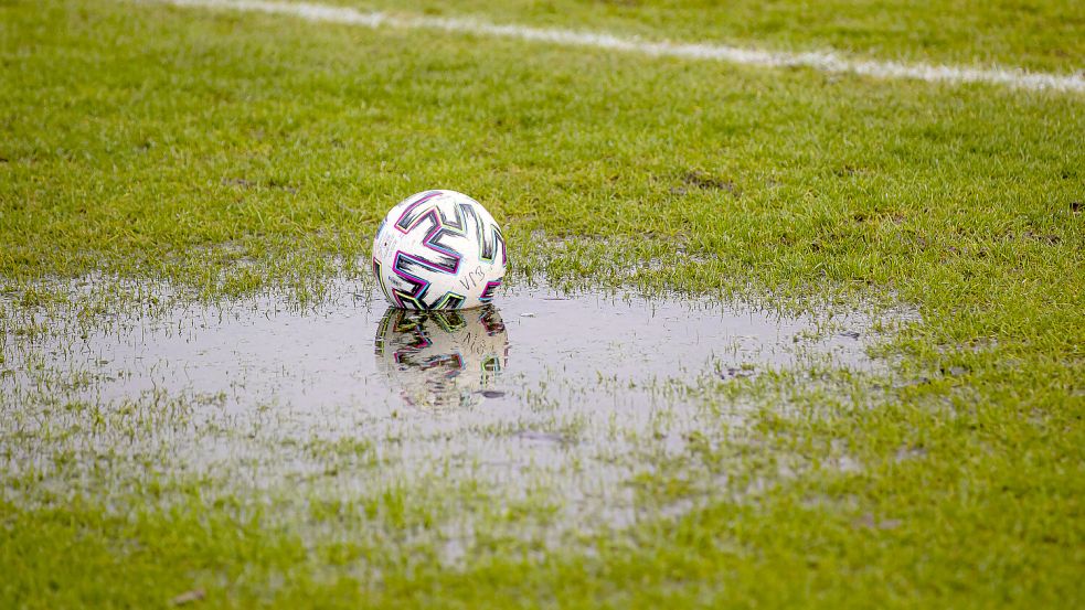 In Firrel ist der Fußballplatz wegen des Regens nicht bespielbar. Symbolfoto: Imago