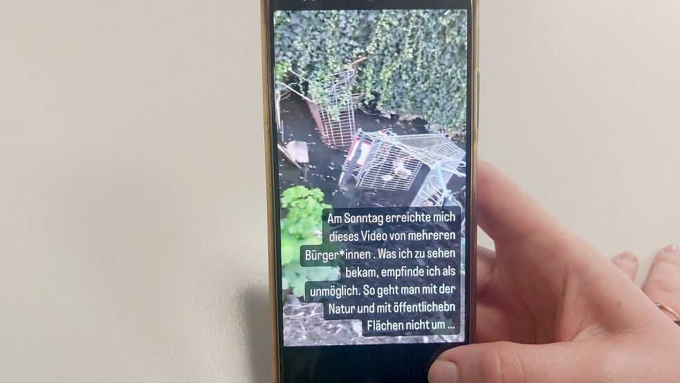 Am Sonntag erreichte ein Video, das eine illegale Müllhalde in einem Graben bei der Leuschner-Siedlung zeigt, Oberbürgermeister Tim Kruithoff. Er teilte es am Mittwoch bei Instagram. Foto: Hanssen