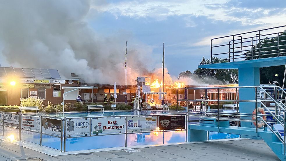 Am 11. Juli 2023 brannte das Hauptgebäude des Van-Ameren-Bads. Ein jetzt 19-Jähriger wurde nun wegen Brandstiftung verurteilt und muss ins Gefängnis. Foto: Archiv