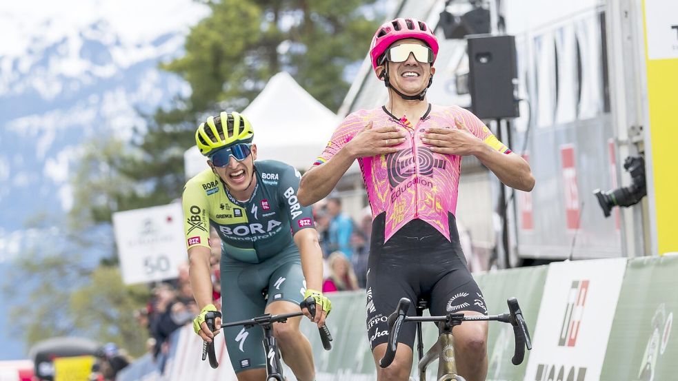 Richard Carapaz (r) setzte sich auf der vierten Etappe der Tour de Romandie knapp gegen Florian Lipowitz durch. Foto: Jean-Christophe Bott/KEYSTONE/dpa