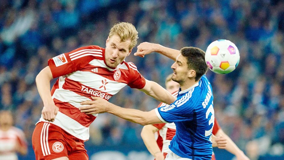 Die Düsseldorfer um Stürmer Vincent Vermeij (l) holten beim FC Schalke nur einen Punkt. Foto: Bernd Thissen/dpa