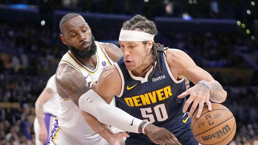 Lakers-Starspieler LeBron James verteidigt gegen Aaron Gordon. Foto: Mark J. Terrill/AP/dpa