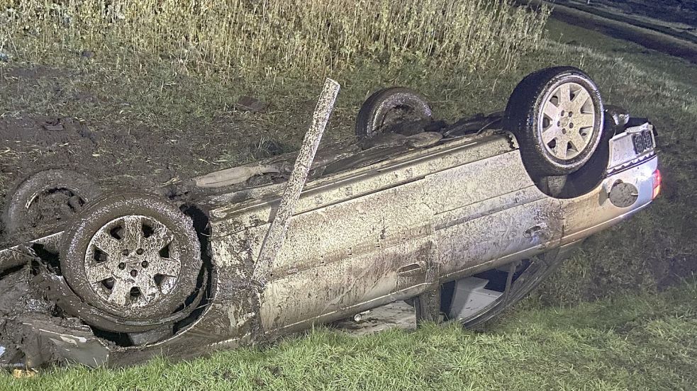 Esens Auto Berschl Gt Sich Und Bleibt In Graben Liegen Ostfriesen