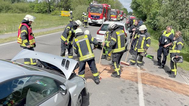 Autos stoßen frontal zusammen Drei Verletzte nach Unfall in Norden