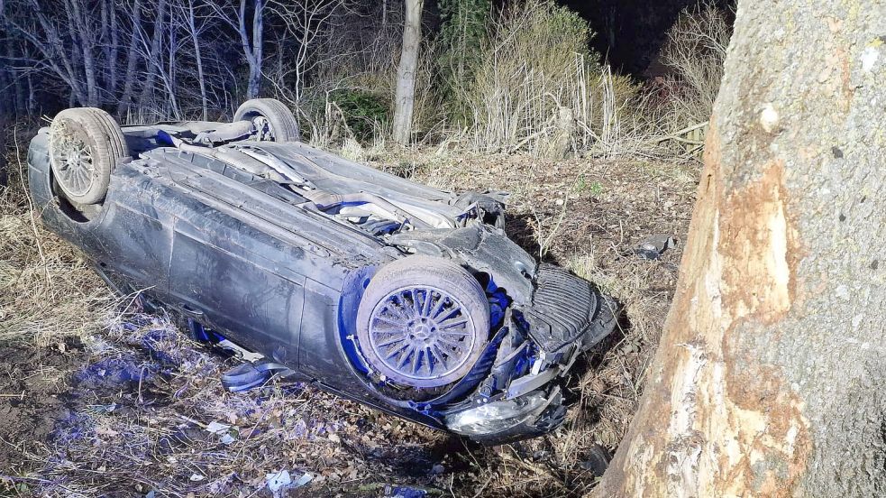 Auto Berschl Gt Sich Zwei Schwerverletzte Nach Unfall In Theene