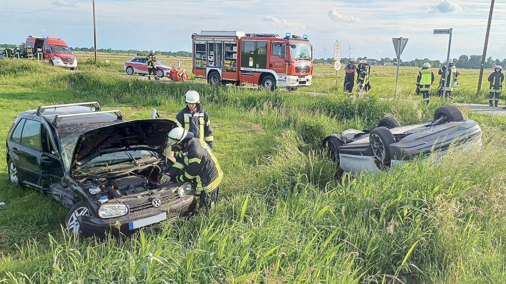 Rettungskr Fte Im Einsatz Auto Berschl Gt Sich Bei Unfall In Jemgum