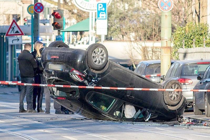 Bei Rot über Ampel Autofahrer fährt zwei Passanten tot