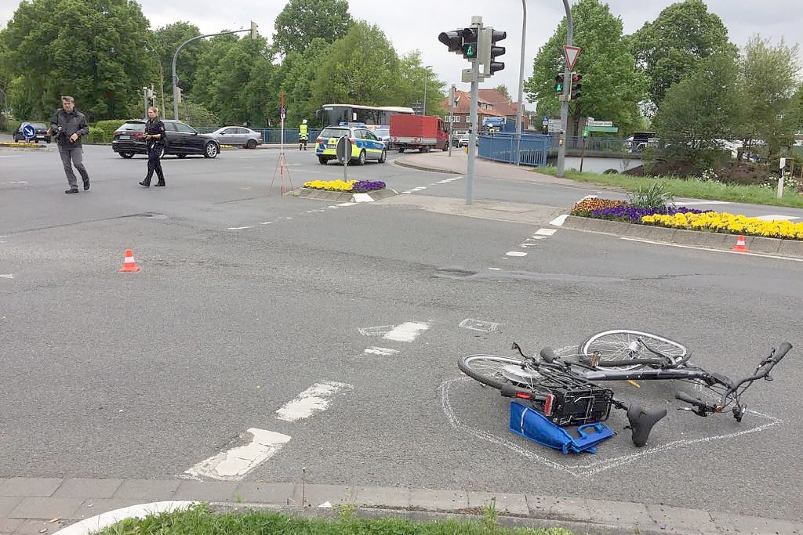 Tödlicher Unfall: Laster überrollt Radfahrer - Bild 1