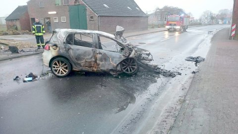 Ochtelbur: Auto prallte gegen Hauswand - Bild 2