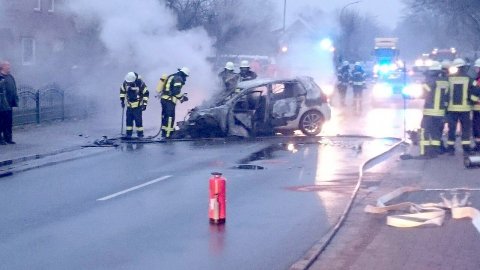 Ochtelbur: Auto prallte gegen Hauswand - Bild 3