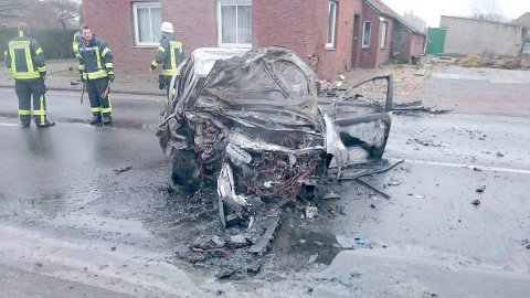 Ochtelbur: Auto prallte gegen Hauswand - Bild 4