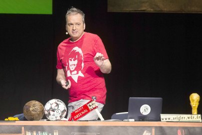 Arnd Zeiglers "Wunderbare Welt des Fußballs" in Aurich - Bild 2