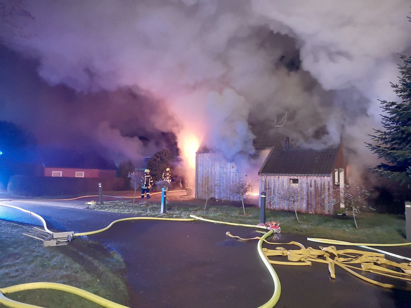 Feuer in Wybelsum: Familie verliert Zuhause - Bild 1