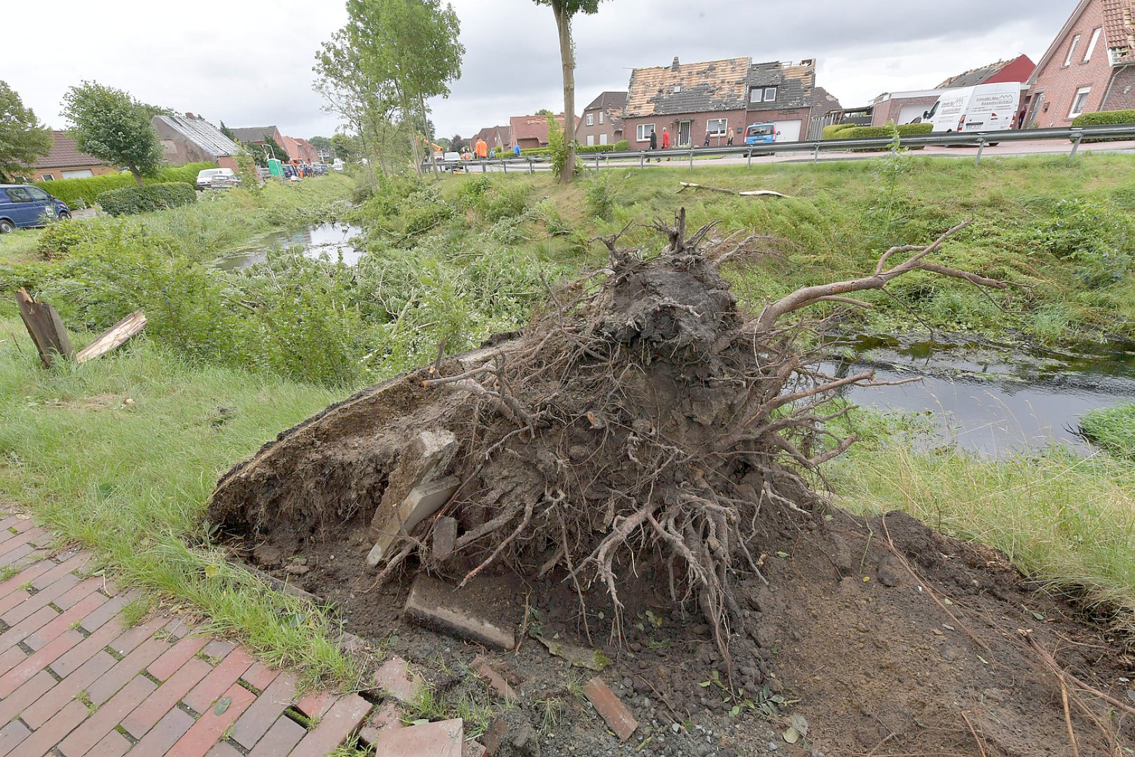 Tornado fegt über Ostfriesland - Bild 23