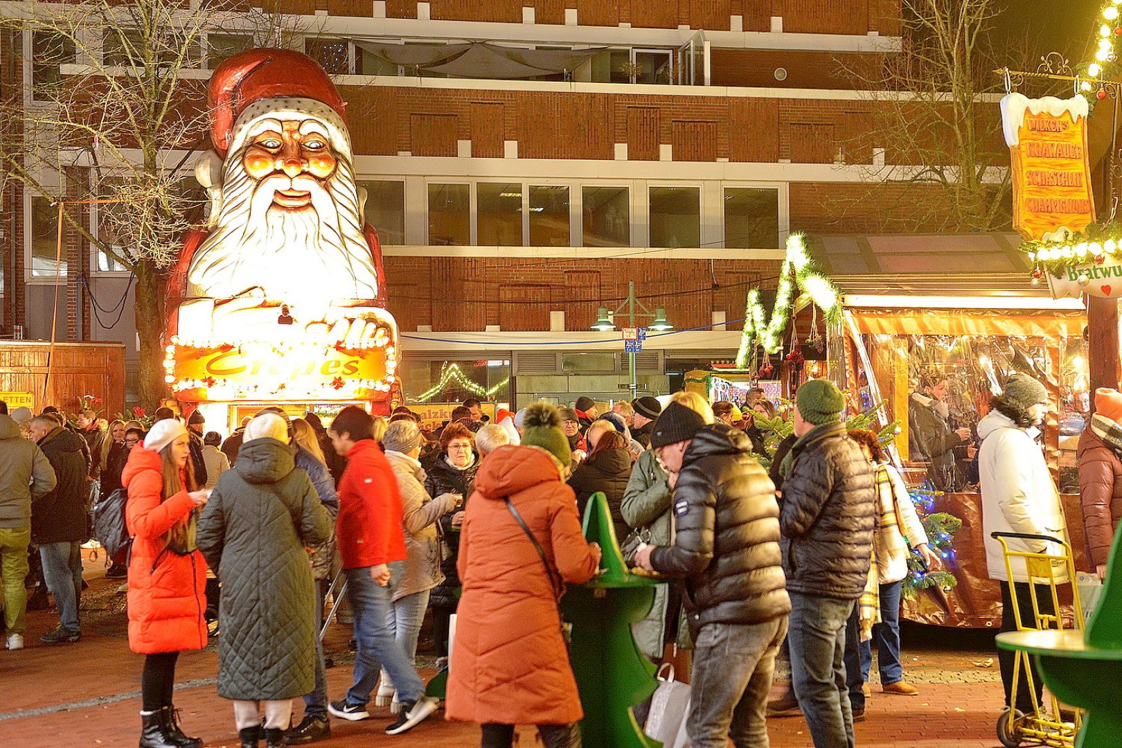 Viele Besucher in der Mühlenstraße  - Bild 9