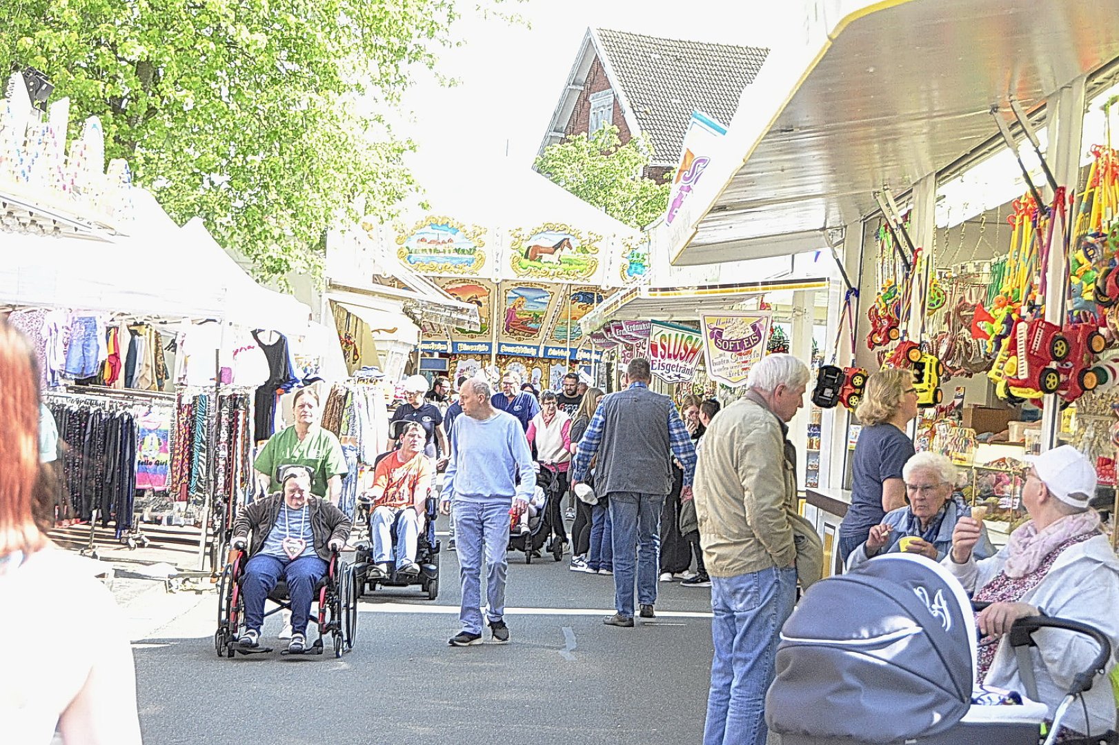 246. Pfingstmarkt in Bunde wird gut besucht  - Bild 12