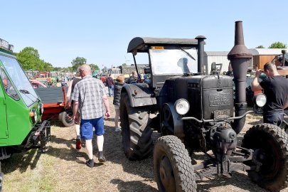 Zahlreiche Oldtimer in Schwerinsdorf - Bild 18