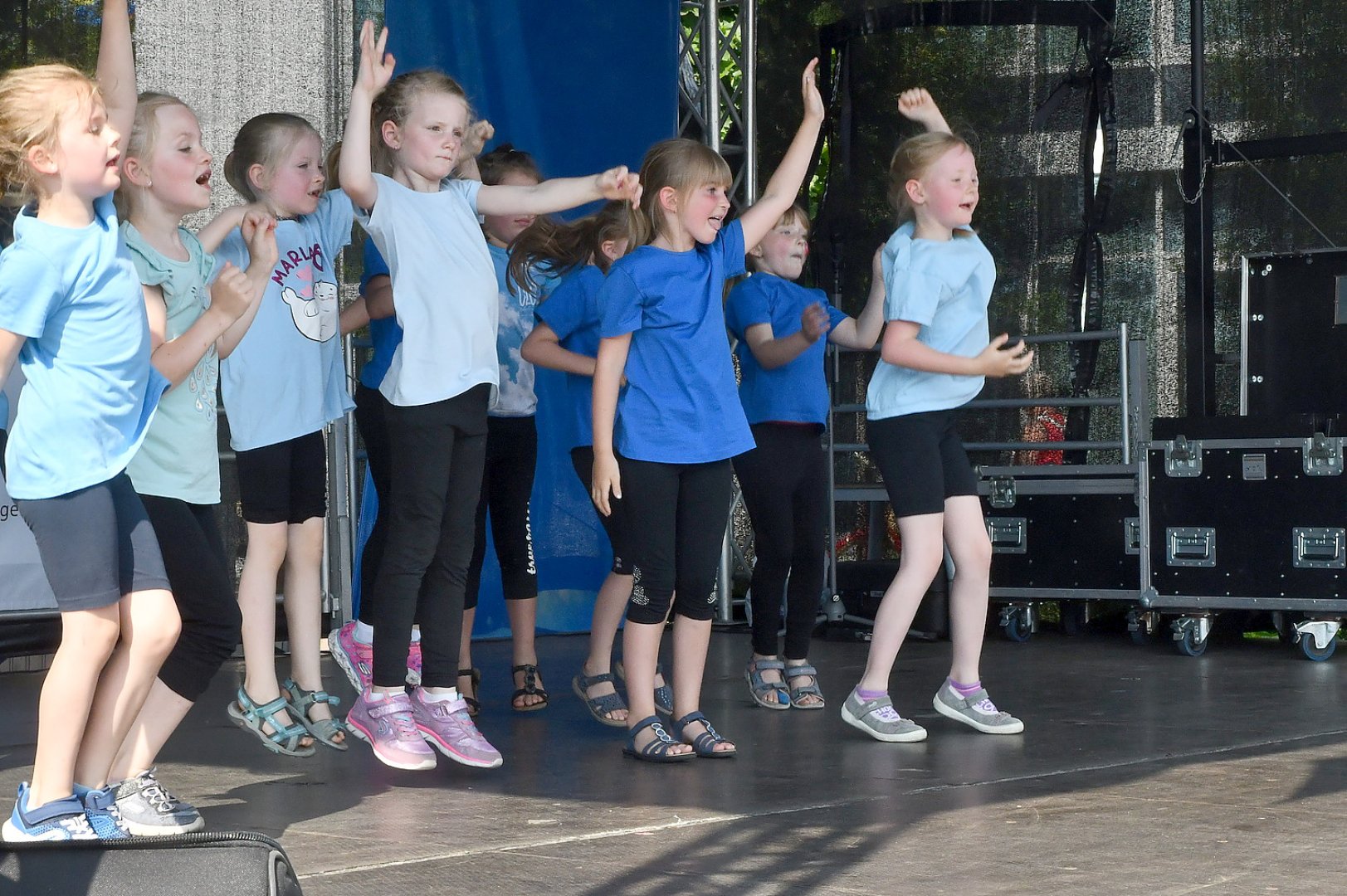 Sommerwetter bei Fehntjer Rathausfest - Bild 1