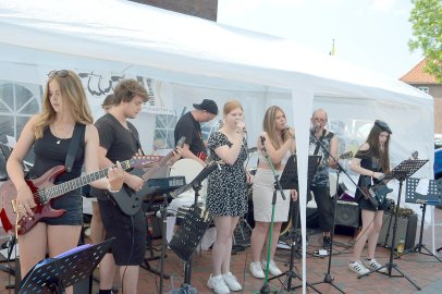 Sommerwetter bei Fehntjer Rathausfest - Bild 17