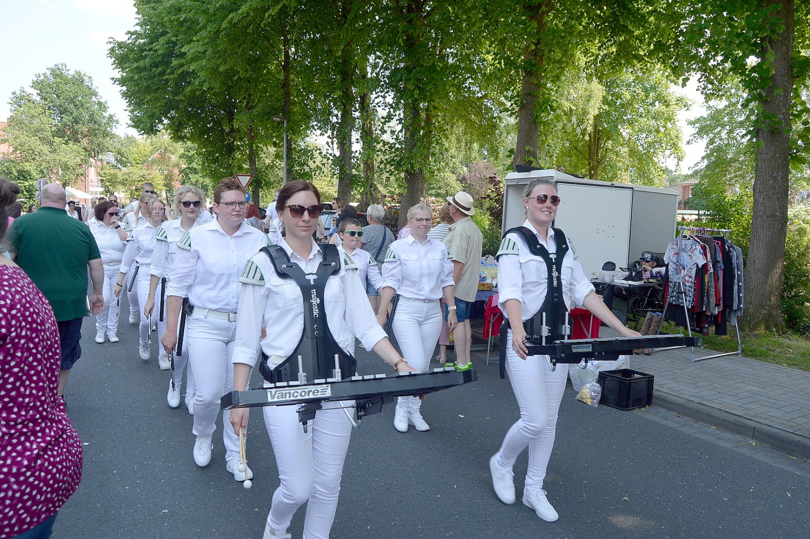 Sommerwetter bei Fehntjer Rathausfest - Bild 24