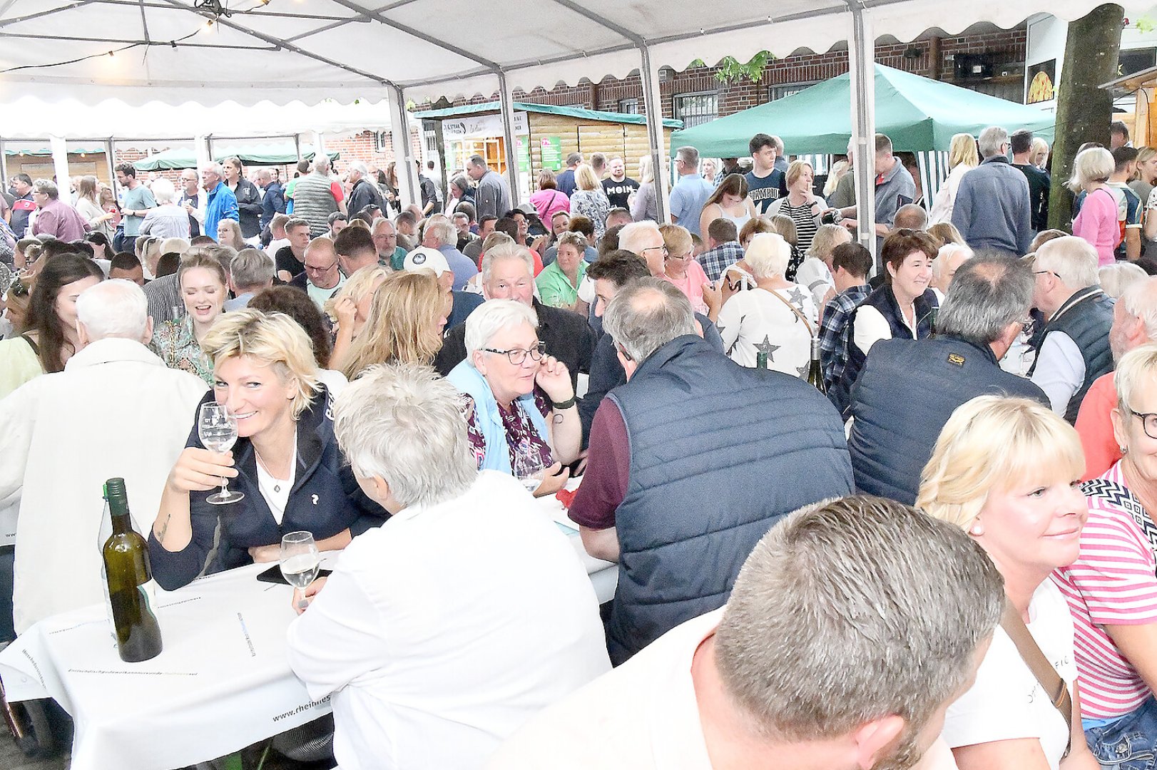 Impressionen vom Moormerländer Weinfest - Bild 35