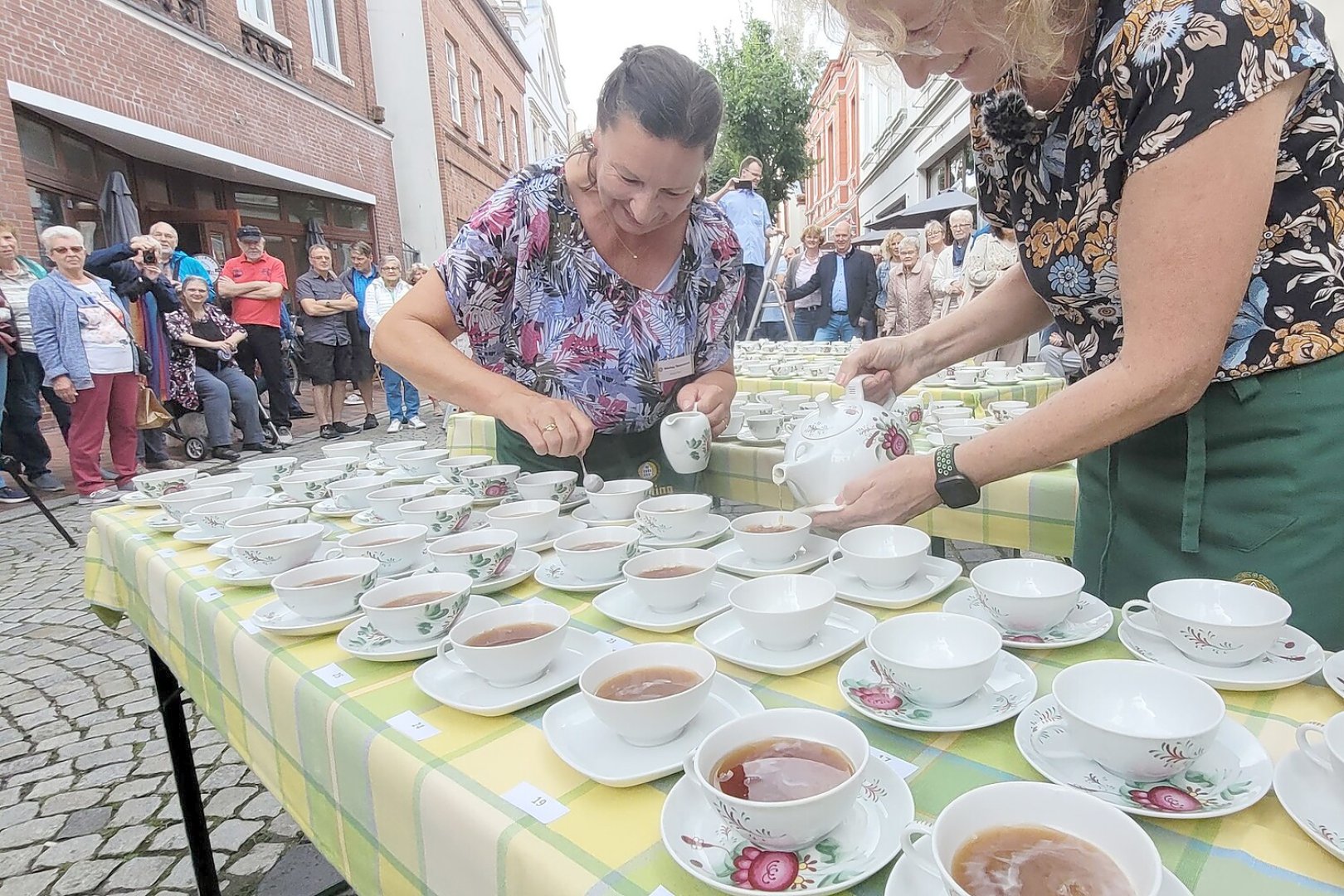 Rekordversuch im Tee-Einschenken - Bild 6