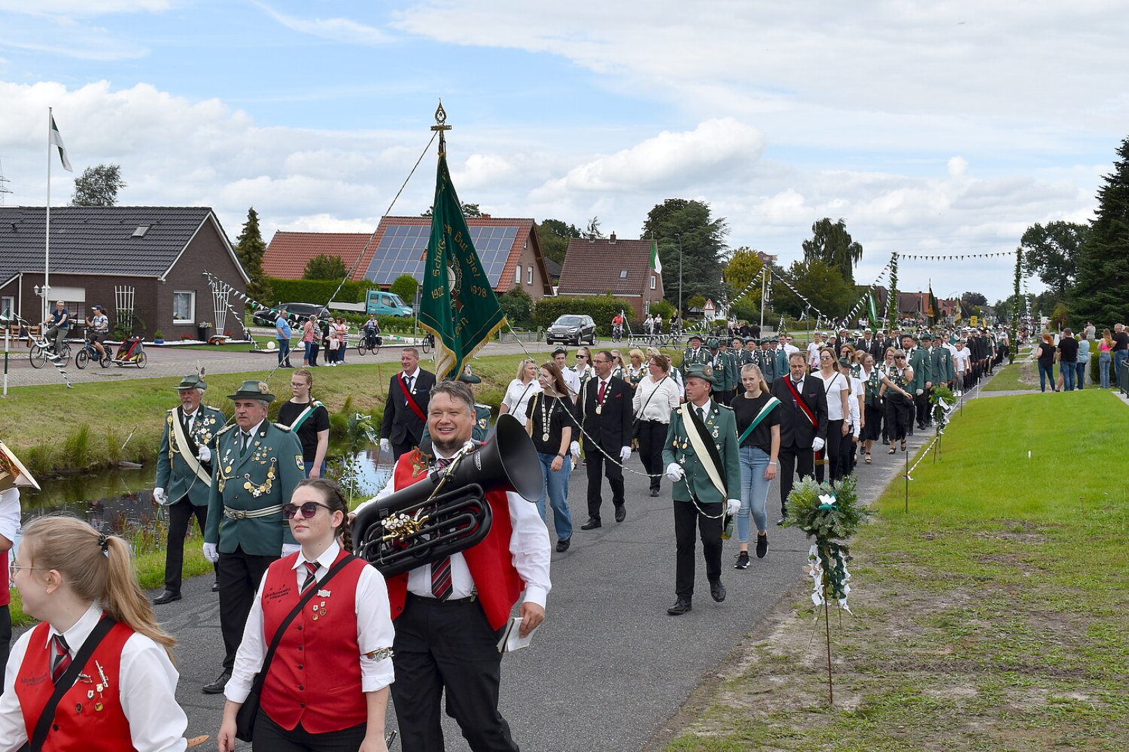 Der Schützenfest-Sonntag in Ostrhauderfehn - Bild 21