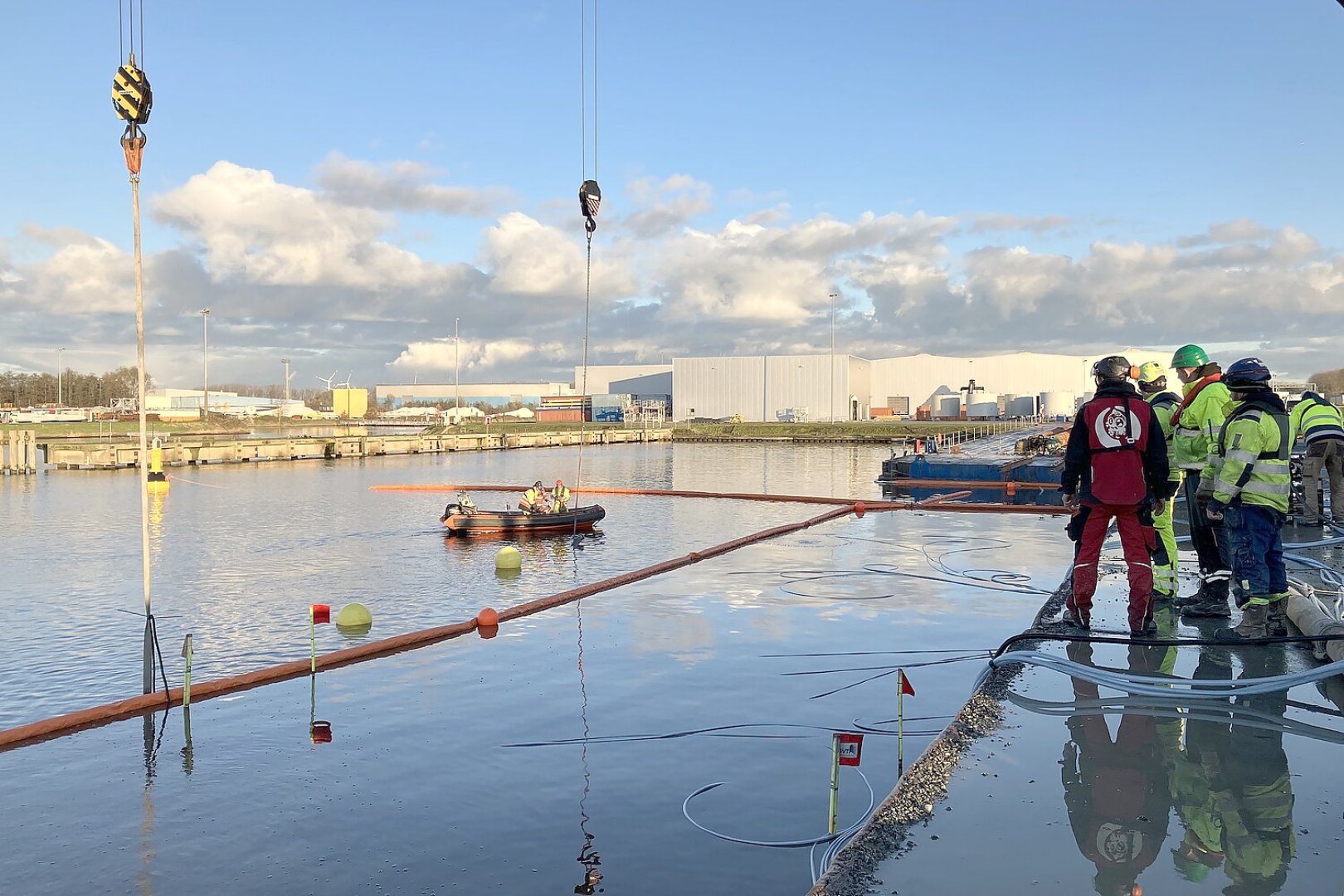 Impressionen der Bergung des Binnenschiffs "Sabine" im Emder Hafen. - Bild 1