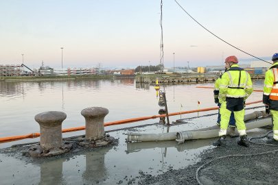 Impressionen der Bergung des Binnenschiffs "Sabine" im Emder Hafen. - Bild 2