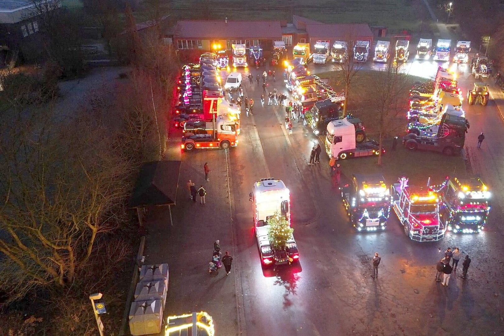 Festlicher Weihnachtskonvoi in Weener - Bild 3