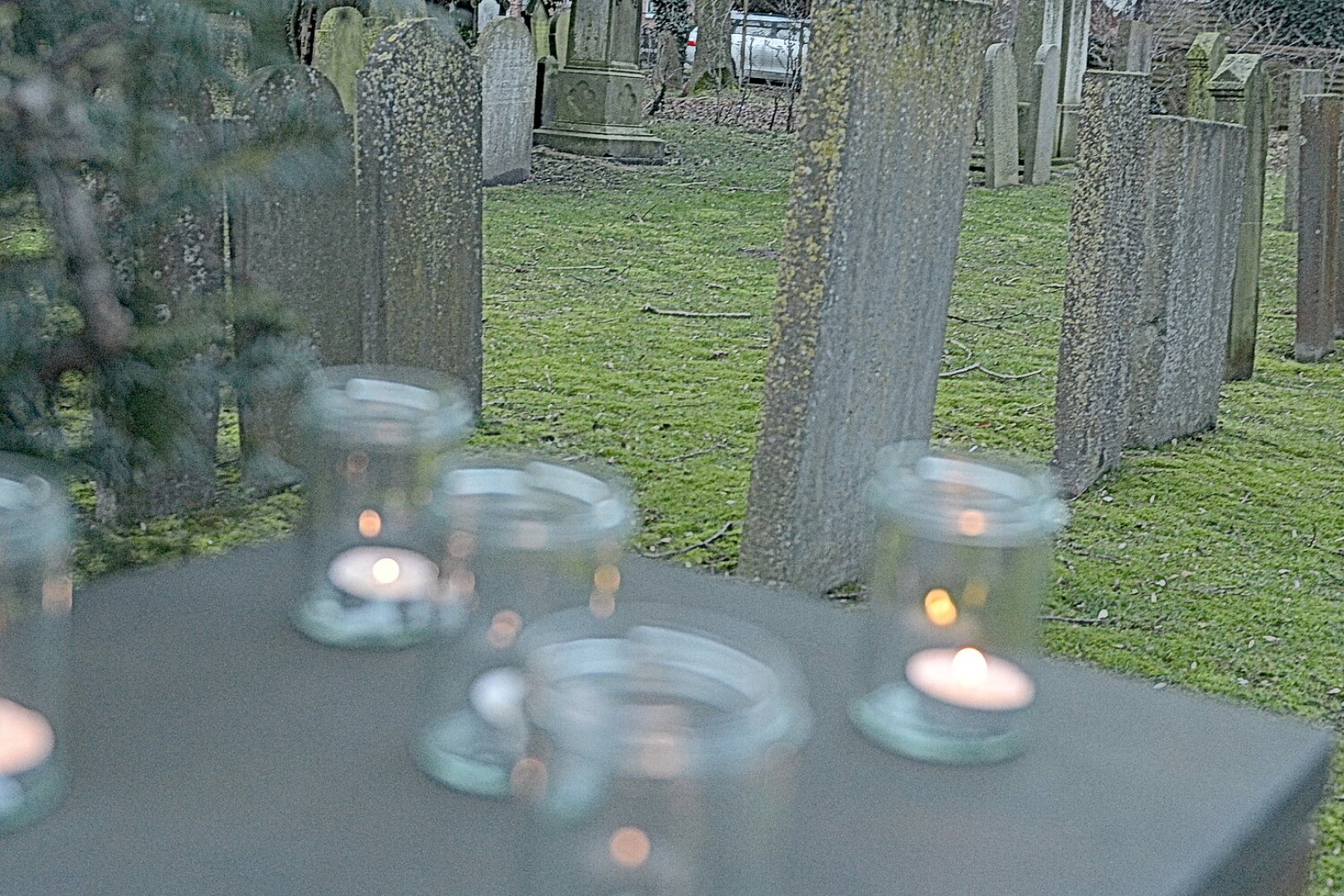 Mahnwache am jüdischen Friedhof - Bild 2