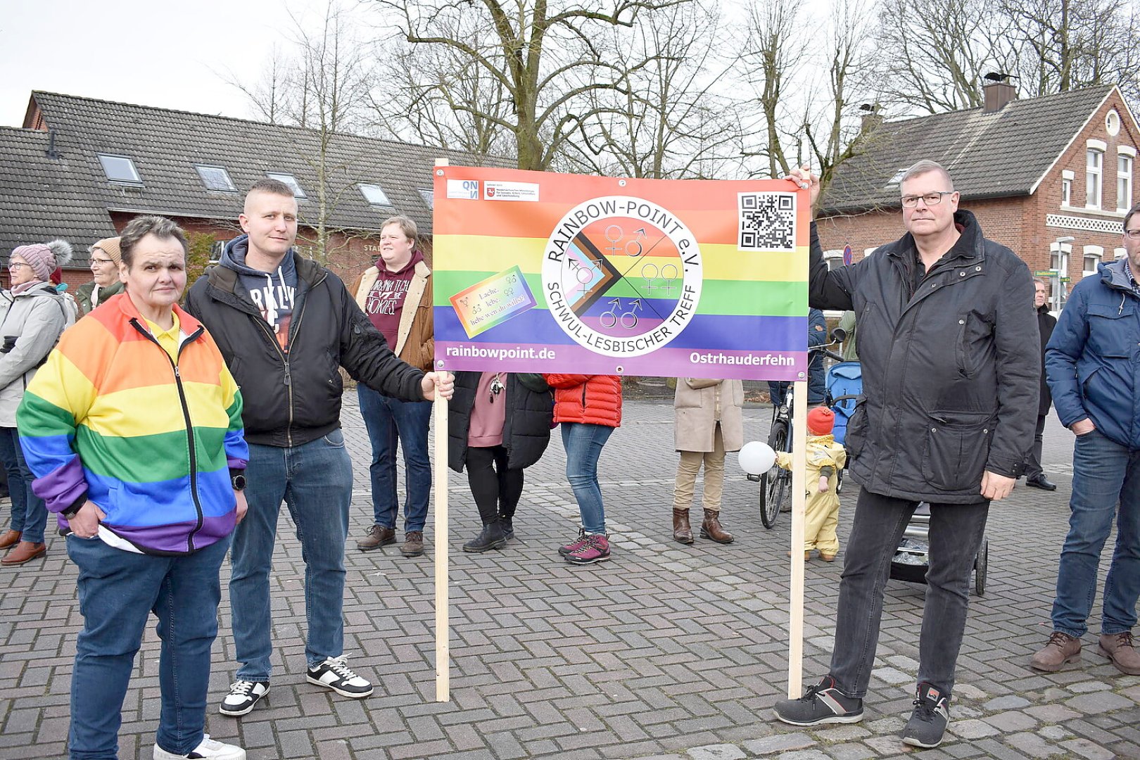 700 Menschen bei Demo in Weener  - Bild 1