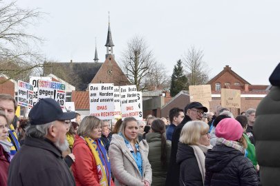 700 Menschen bei Demo in Weener  - Bild 2