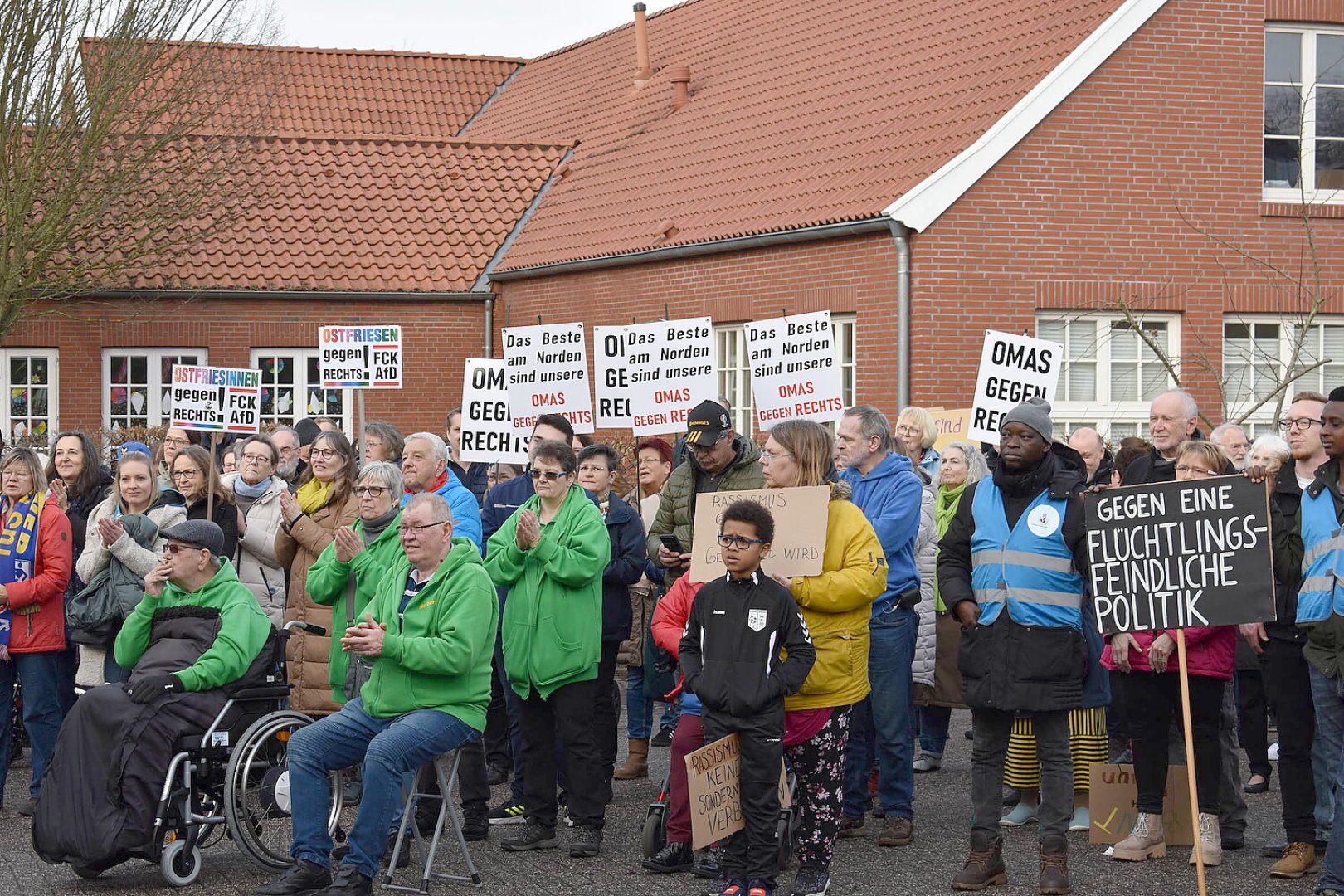 700 Menschen bei Demo in Weener  - Bild 13