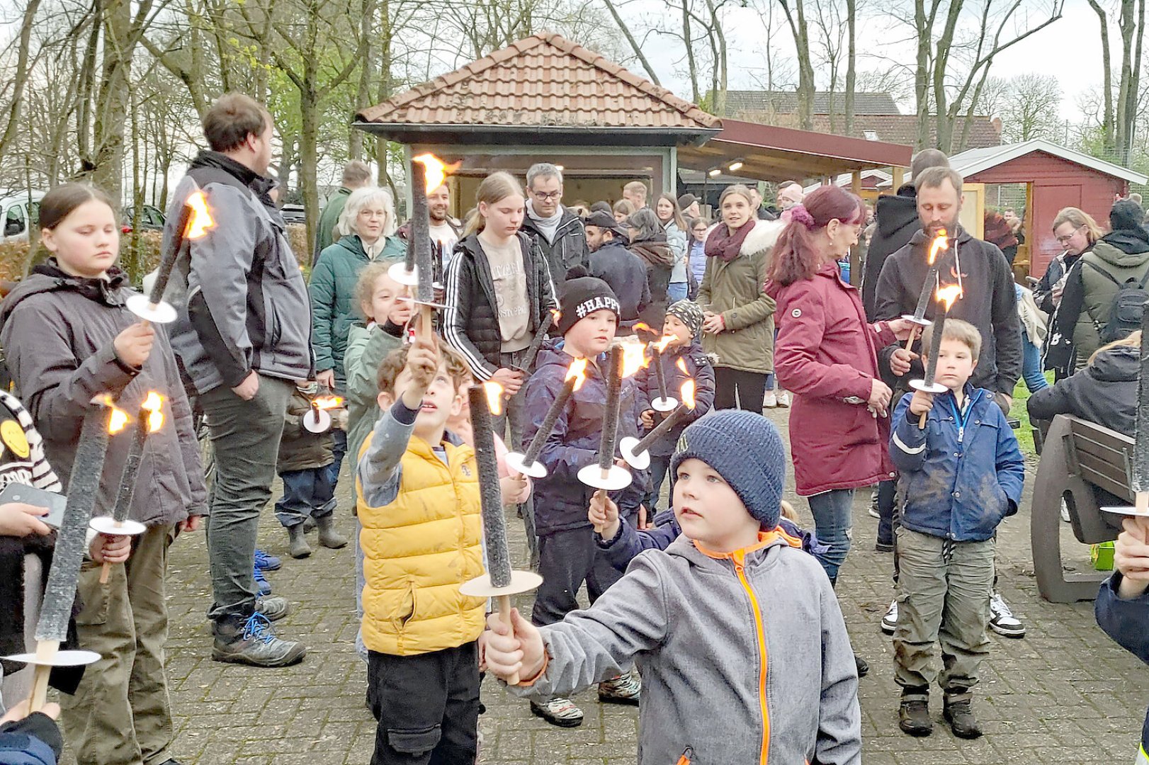 Im Landkreis Leer brannten viele Osterfeuer - Bild 1