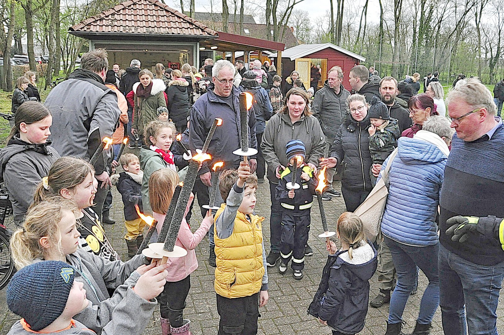 Im Landkreis Leer brannten viele Osterfeuer - Bild 2