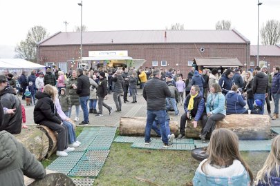 Im Landkreis Leer brannten viele Osterfeuer - Bild 3