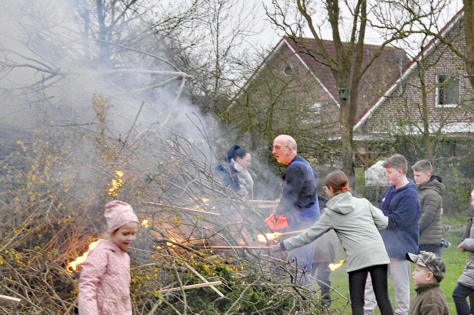 Im Landkreis Leer brannten viele Osterfeuer - Bild 9