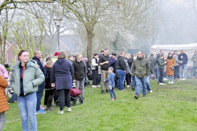 Im Landkreis Leer brannten viele Osterfeuer - Bild 10