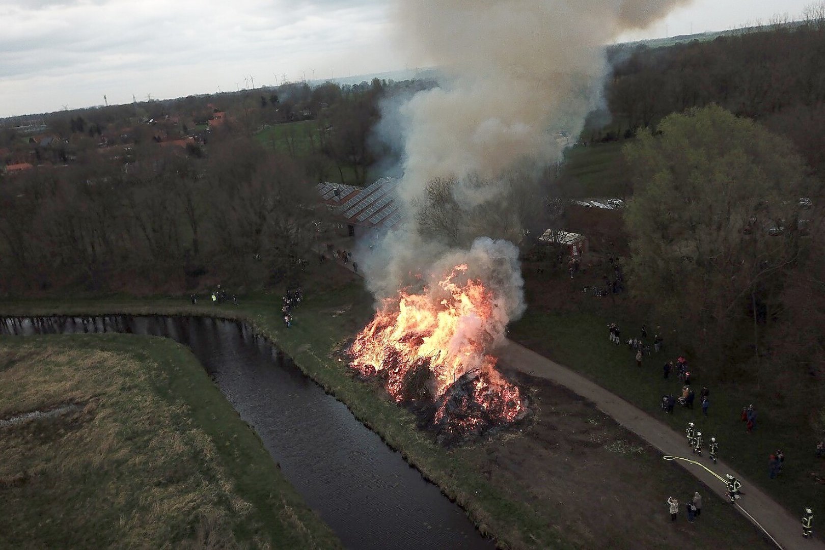 Im Landkreis Leer brannten viele Osterfeuer - Bild 12