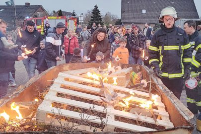 Im Landkreis Leer brannten viele Osterfeuer - Bild 15