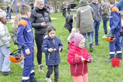 Im Landkreis Leer brannten viele Osterfeuer - Bild 16