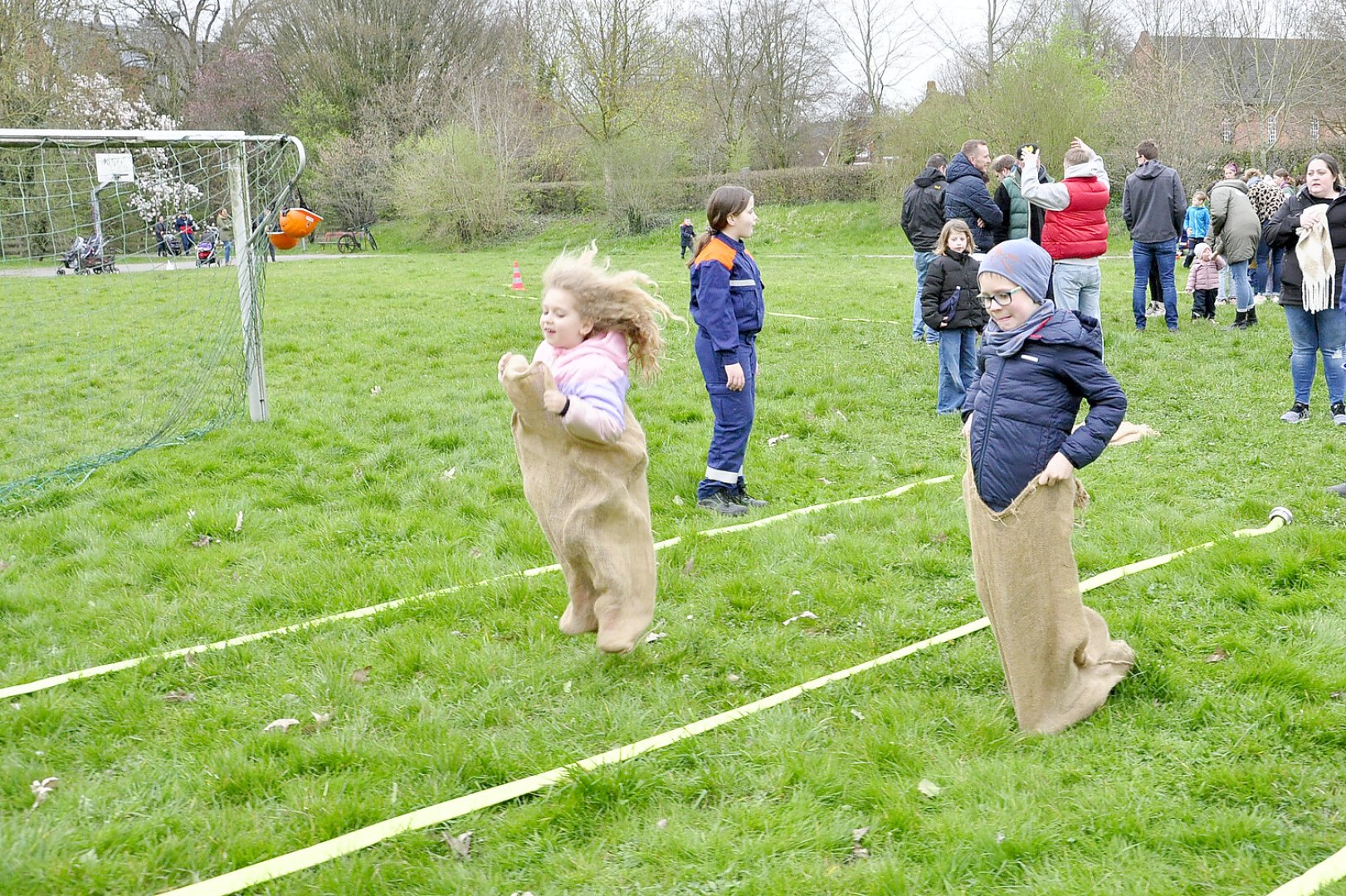 Im Landkreis Leer brannten viele Osterfeuer - Bild 17