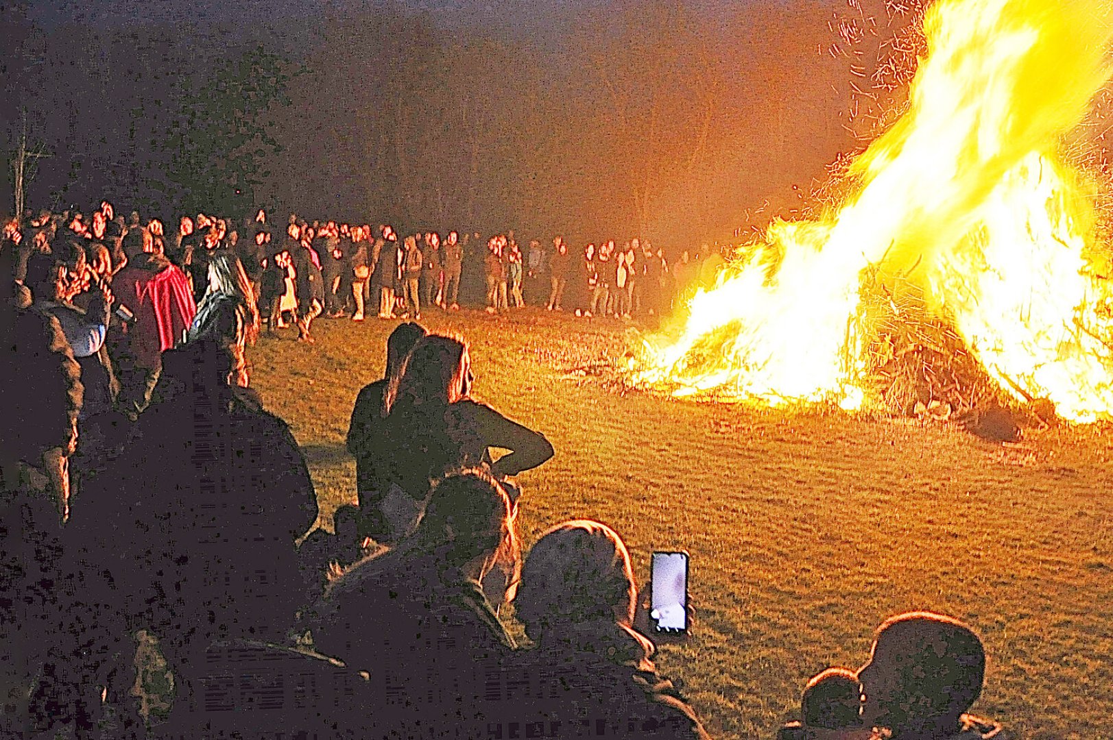 Im Landkreis Leer brannten viele Osterfeuer - Bild 25