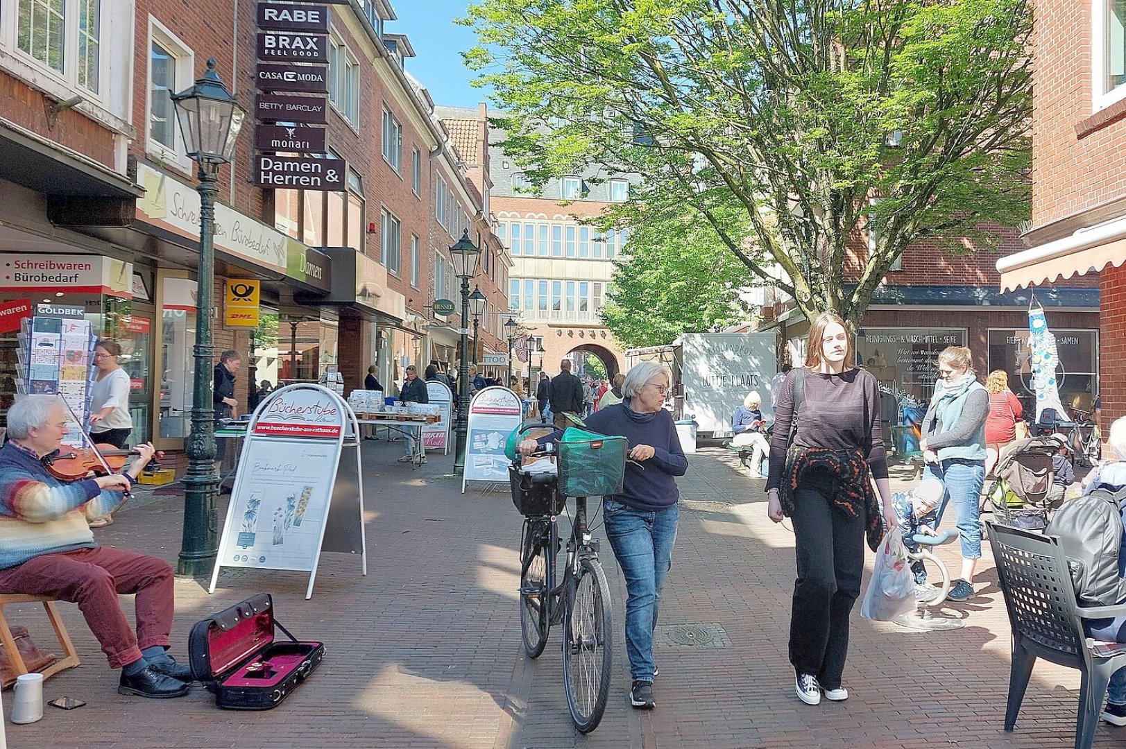 Erster Bücherflohmarkt in Emden - Bild 9