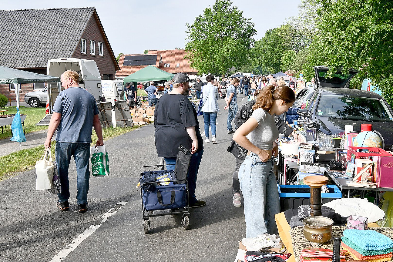 Bummeln und Feilschen beim Flohmarkt in Schwerinsdorf - Bild 3