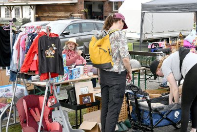 Bummeln und Feilschen beim Flohmarkt in Schwerinsdorf - Bild 4