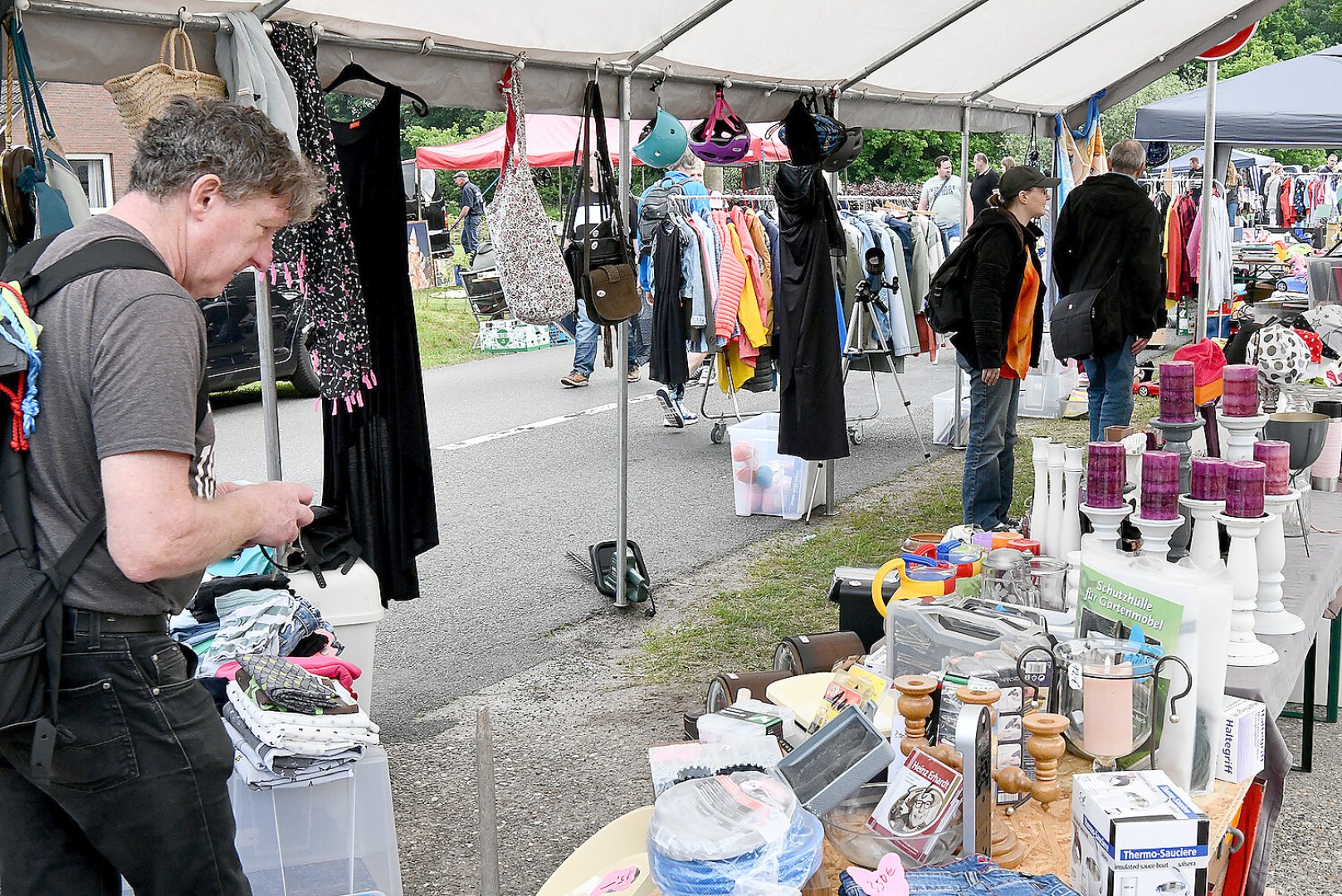 Bummeln und Feilschen beim Flohmarkt in Schwerinsdorf - Bild 11