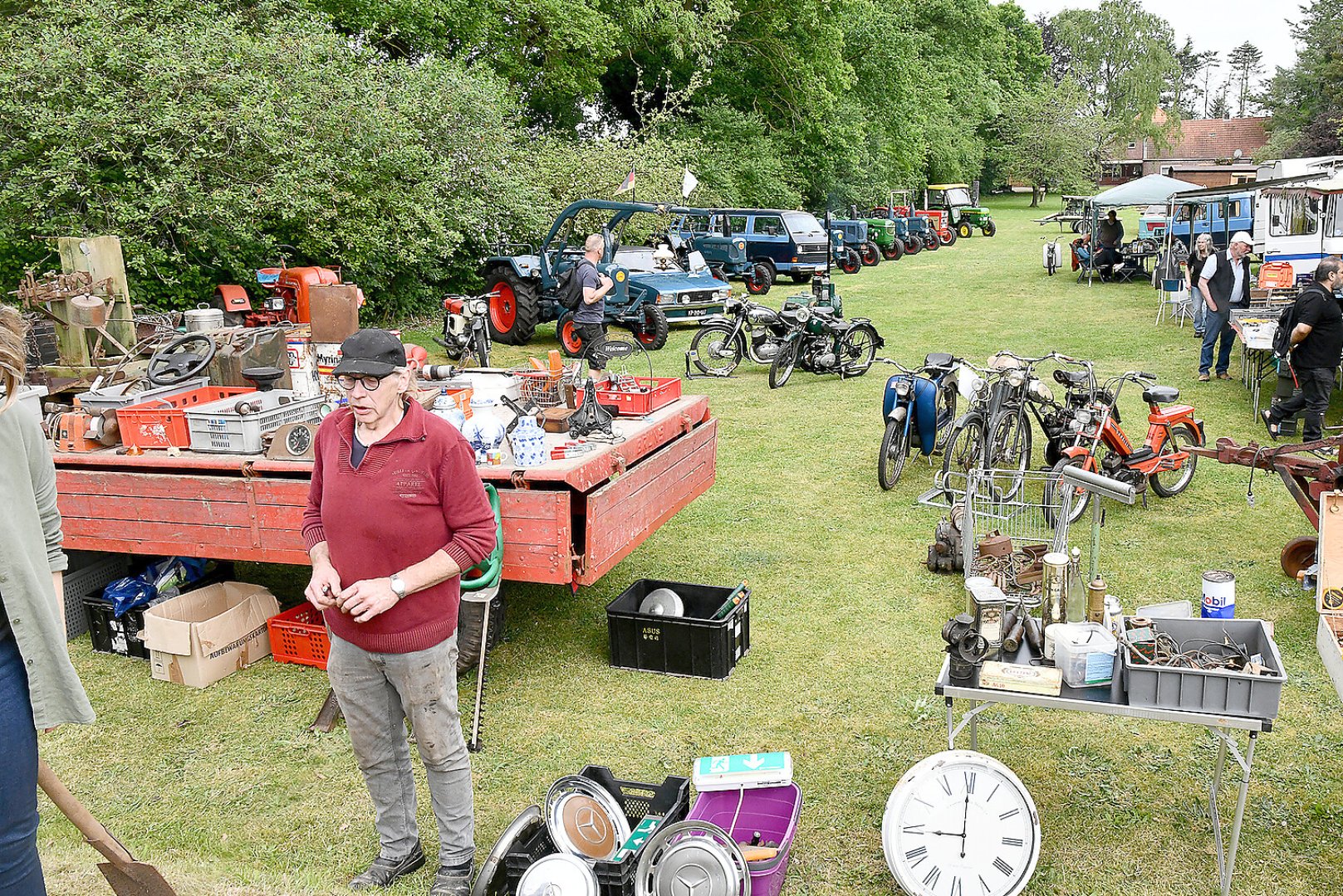 Bummeln und Feilschen beim Flohmarkt in Schwerinsdorf - Bild 14