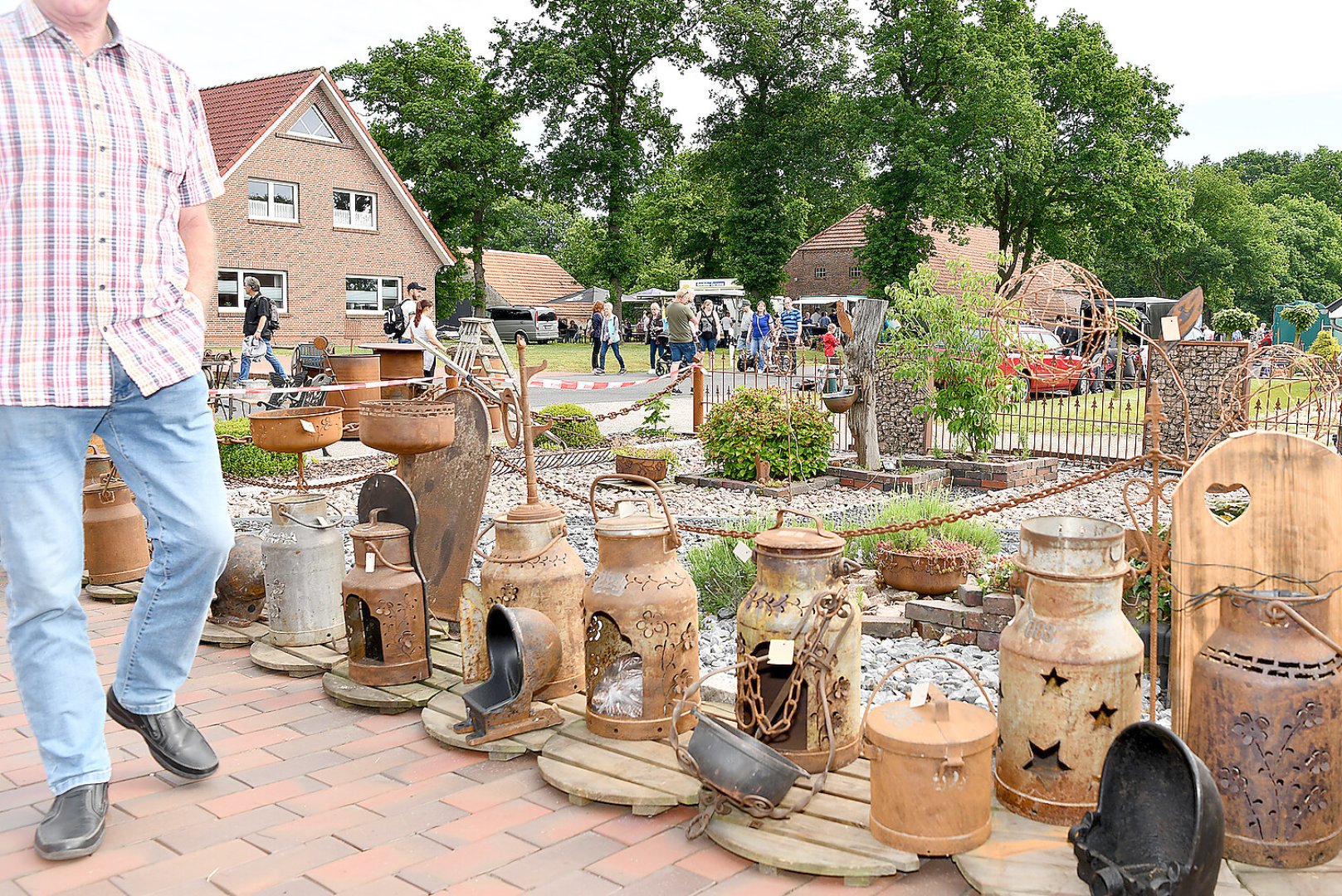 Bummeln und Feilschen beim Flohmarkt in Schwerinsdorf - Bild 16